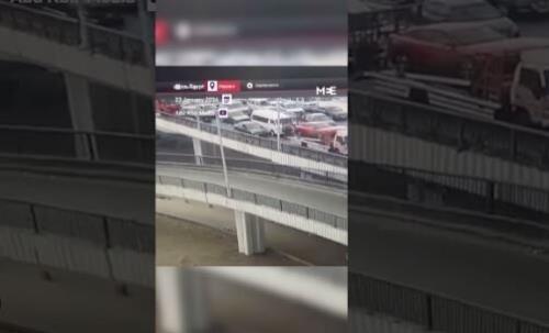 سقوط چندین خودرو از روی پلی در مصر به همراه فیلم