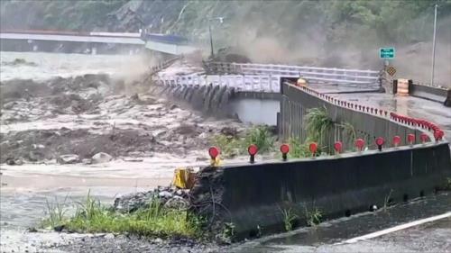 تخریب یک پل بر اثر جاری شدن سیل در جنوب تایوان
