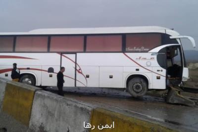 برخورد اتوبوس با گاردریل در محور دامغان-سمنان