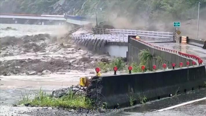 تخریب یک پل بر اثر جاری شدن سیل در جنوب تایوان