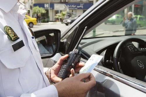 آیا قرار دادن خودرو در اختیار شخص بدون گواهینامه جرم است؟