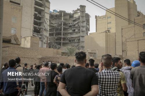 تجمع مردم در متروپل حادثه آفرید