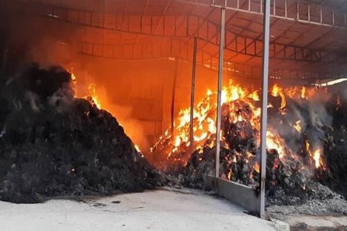 نجات ۱۵ نفر در جریان آتشسوزی انبار خیابان قلمستان