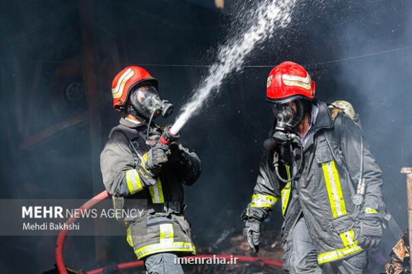 حریق مهیب فرش فروشی در مشهد مهار گشت
