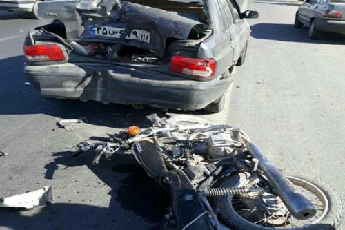 تصادف شاخ به شاخ خودروی پژو با موتورسیکلت