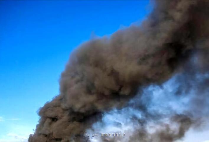 دود غلیظ در آسمان غرب تهران ناشی از حریق ضایعات در پونک است
