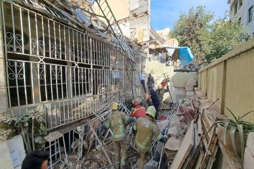 فوت یک کارگر در حادثه ریزش ساختمان قدیمی در خیابان جمهوری به همراه فیلم فوت یک کارگر در حادثه ریزش ساختمان قدیمی در خیابان جمهوری به همراه فیلم