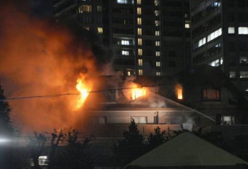 آتشسوزی در یک شرکت حمل و نقل در مرکز ژاپن ۱۷ کامیون سوختند