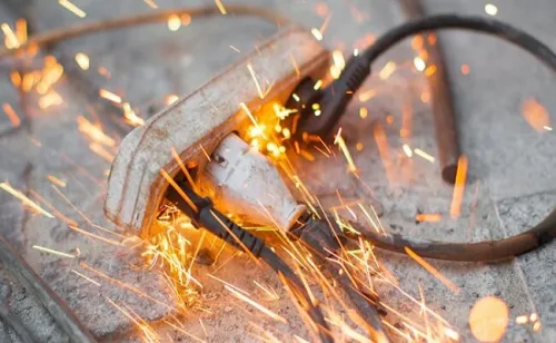 برق گرفتگی یک دانش آموز هنگام آوردن توپ از بیرون مدرسه در لنگرود