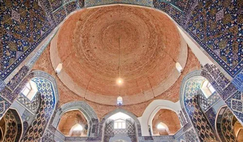 فیروزه ای به رنگ مقرنس های اصفهان