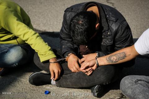 دستگیری سارقانی كه با حضور صاحبخانه از منزل سرقت می كردند