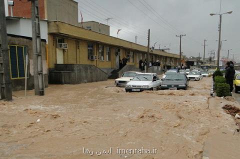 نجات ۴ سرنشین گرفتار همدانی در سیلاب توسط آتش نشانان