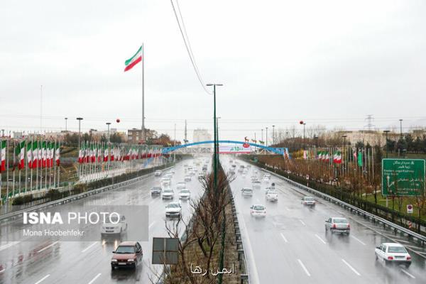 بارش باران و مه گرفتگی در بعضی از جاده ها